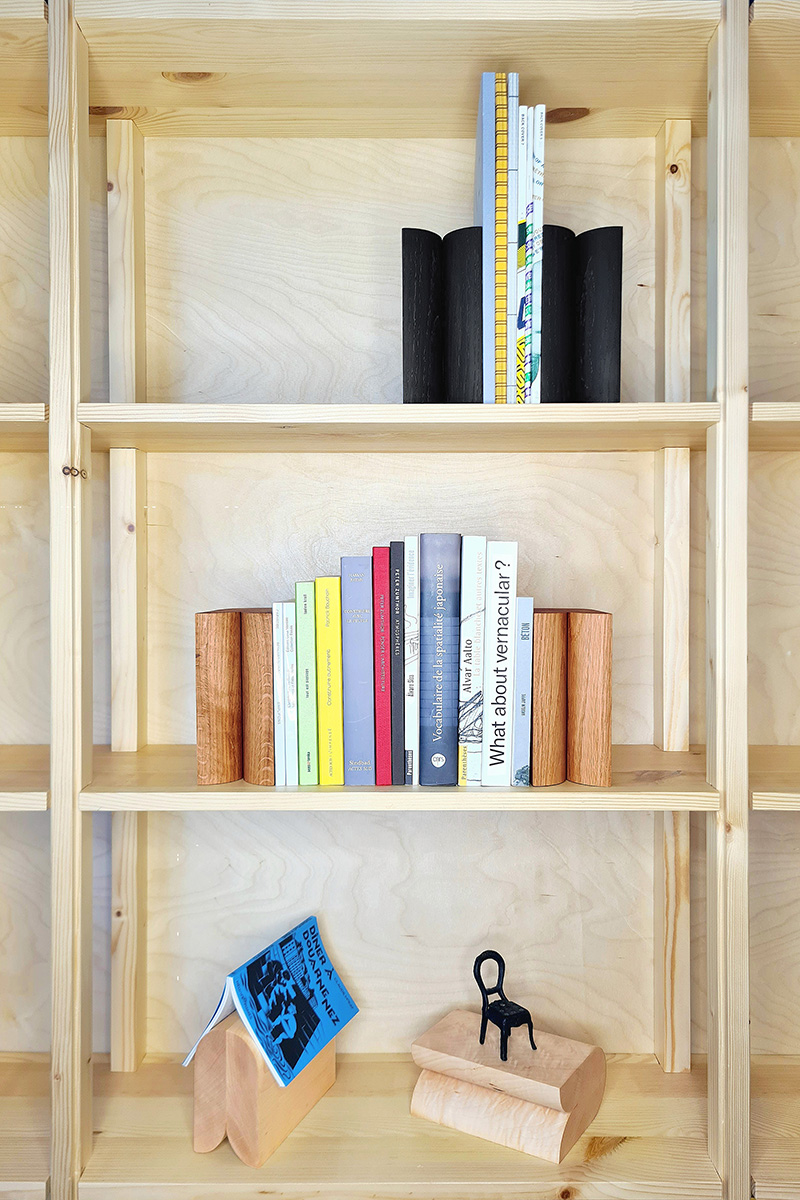 Trois mod&egrave;les de B&ucirc;ch dans une biblioth&egrave;que.