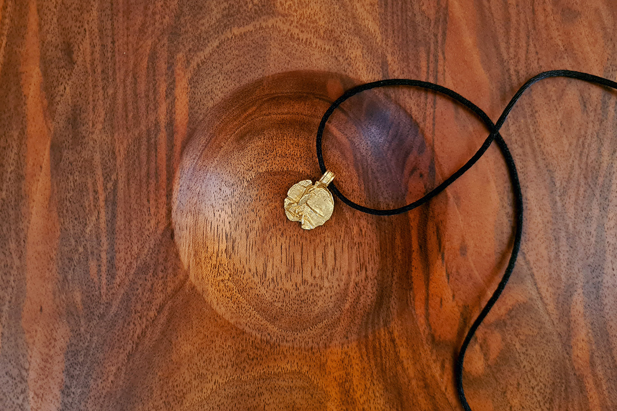 Cupule vue du dessus accueillant un pendentif.