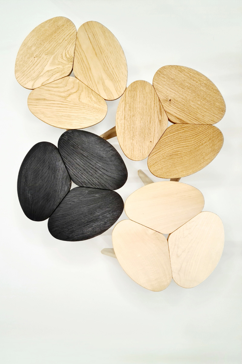 Quatre tabourets Farouch vus du dessus, chacun dans une essence de bois ou finition diff&eacute;rente : &eacute;rable, chataîgnier, ch&ecirc;ne naturel et &eacute;bonis&eacute;.