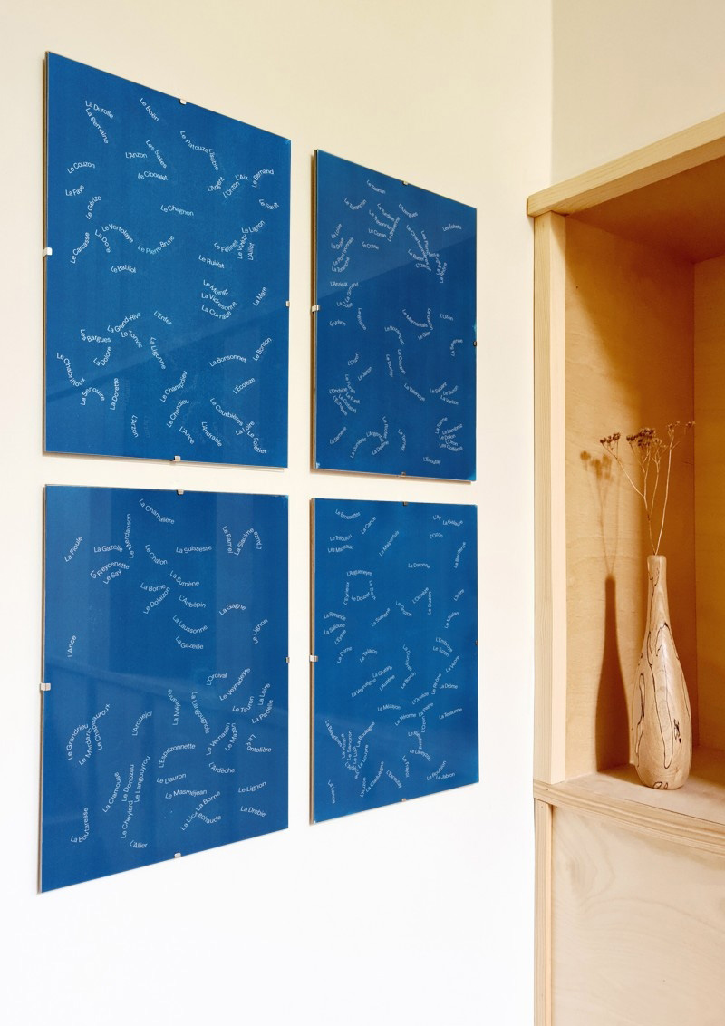 Vue de quatre affiches encadr&eacute;es.