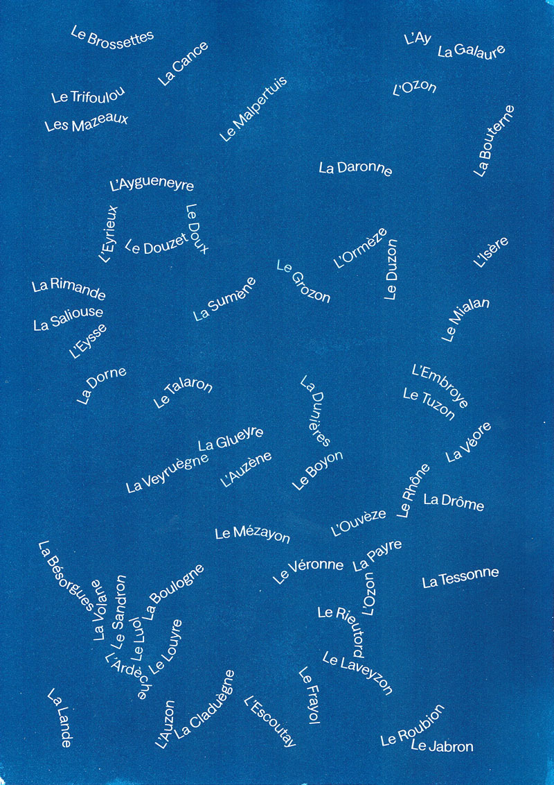 L'affiche &laquo;&nbsp;Le Pays des collines et de l'eau&nbsp;&raquo; de la s&eacute;rie &laquo;&nbsp;Font&nbsp;&raquo;.