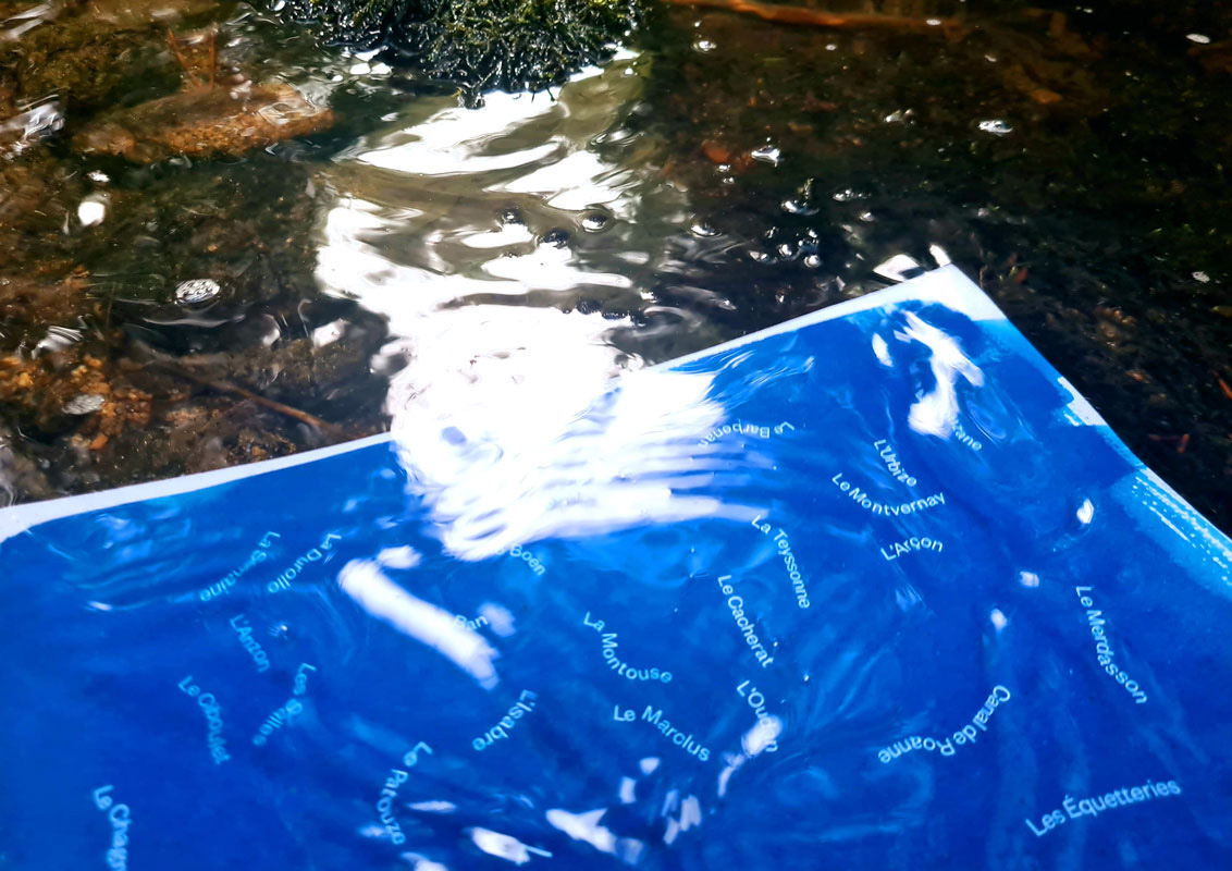 D&eacute;tail d'une affiche dans l'eau d'une rivi&egrave;re.