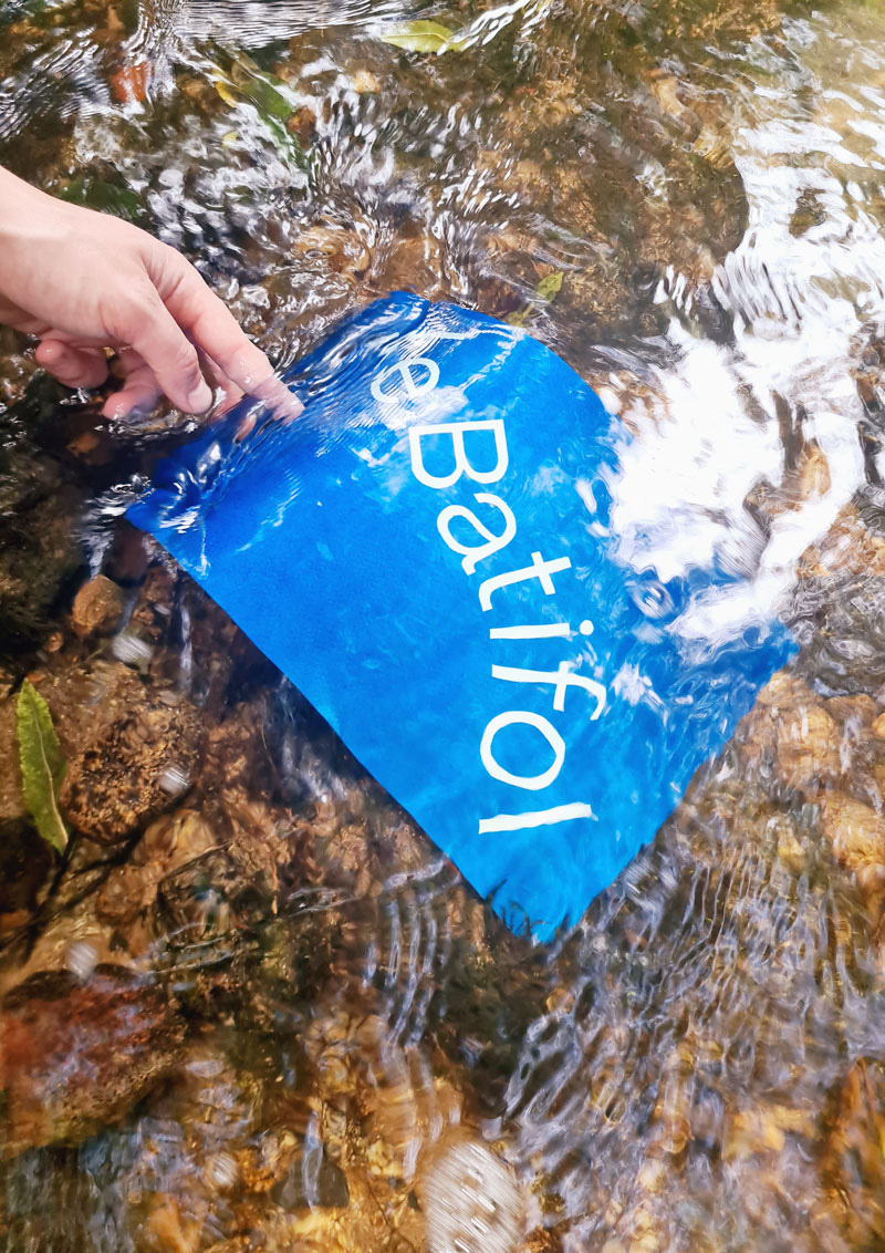 D&eacute;tail de l'affiche &laquo;&nbsp;Le Batifol&nbsp;&raquo; dans l'eau de la rivi&egrave;re du m&ecirc;me nom.