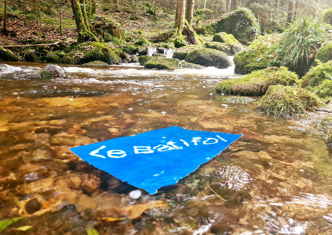 L'affiche &laquo;&nbsp;Le Batifol&nbsp;&raquo;, de la s&eacute;rie Font, dans le lit de la rivi&egrave;re du m&ecirc;me nom.