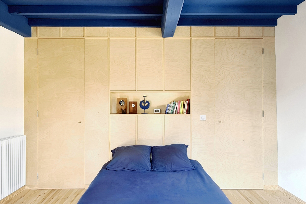 Chambre du 2e &eacute;tage avec une cloison bois int&eacute;grant deux placards.