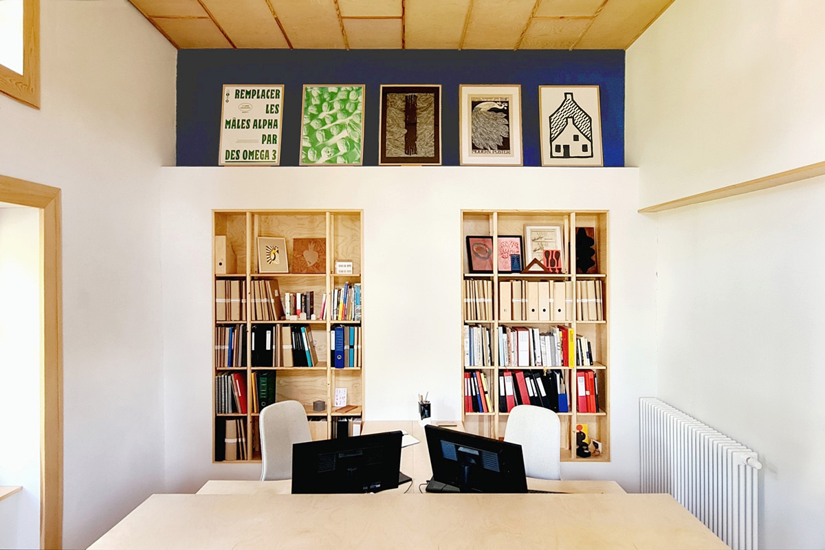 Bureau en double hauteur avec niches de rangement et plafond en bois.