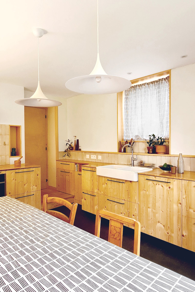 Cuisine avec plan de travail et caissons en bois sur mesure.