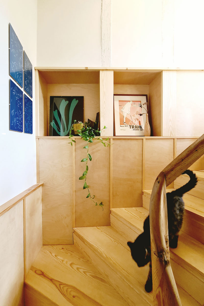 Mont&eacute;e d'escalier et niches.
