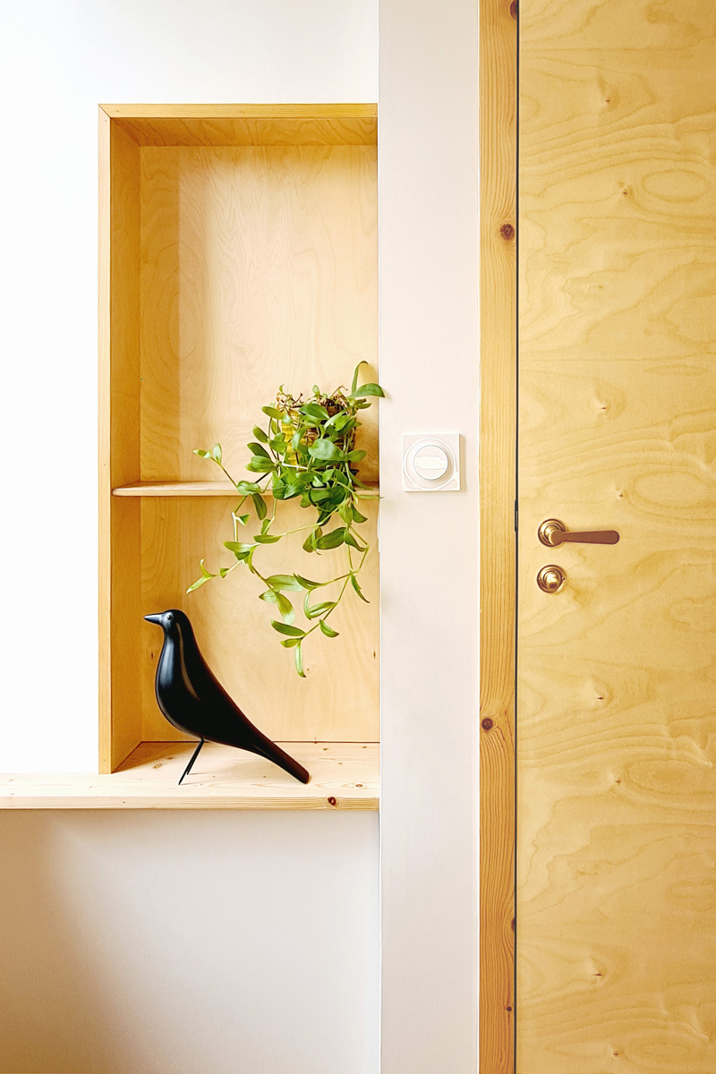 Niche et &eacute;tag&egrave;re dans la salle de bain.